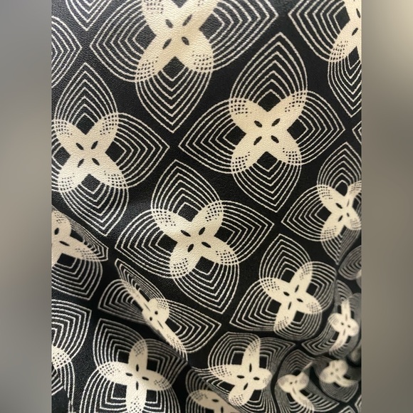 MAX STUDIO | Geometric Sleeveless Halter Top V-neck Blouse - Picture 3 of 7